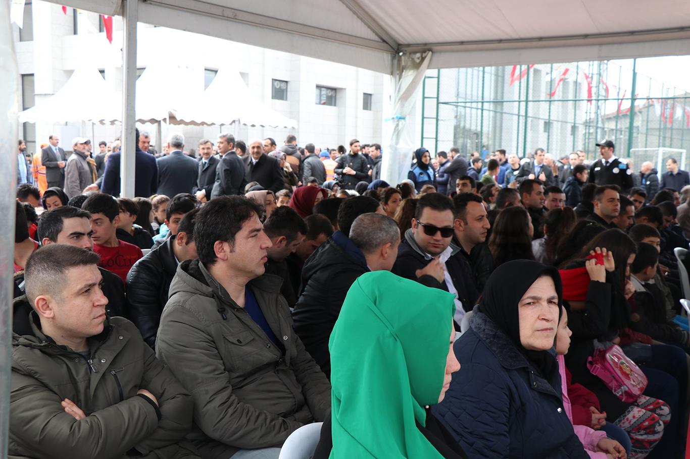Bakan Zeybekci spor kompleksi açılışına katıldı Bakan Zeybekci spor kompleksi açılışına katıldı